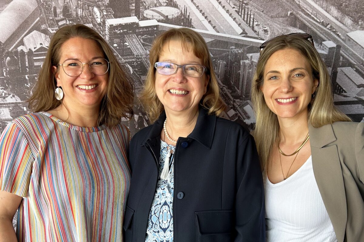 Anja Opitz, Gleichstellungsbeauftragte der Gemeinde Ilsede, Elke Brandes - Vorständin bei der Sparkasse HGP und Joline Gruber - Wirtschaftsförderin der wito gmbh bei der Unterzeichnung des Sponsorenvertrags für das Fella Mentorenprogramm