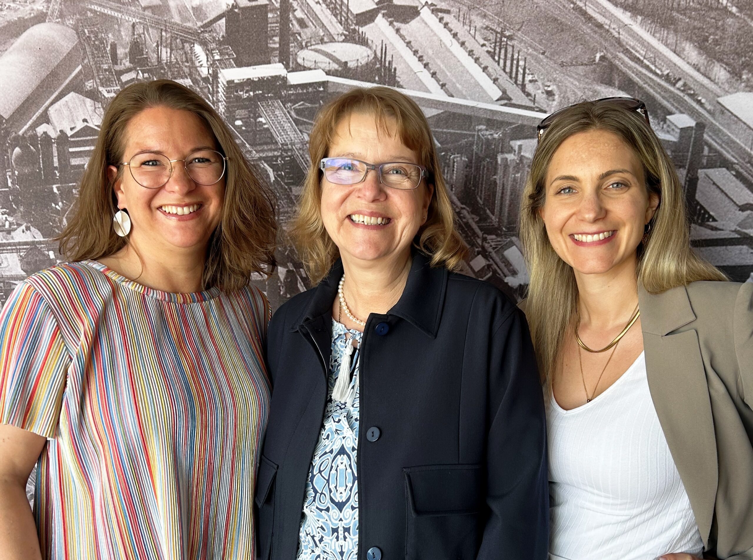 Anja Opitz, Gleichstellungsbeauftragte der Gemeinde Ilsede, Elke Brandes - Vorständin bei der Sparkasse HGP und Joline Gruber - Wirtschaftsförderin der wito gmbh bei der Unterzeichnung des Sponsorenvertrags für das Fella Mentorenprogramm