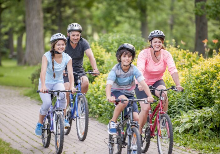Familie beim Radfahren