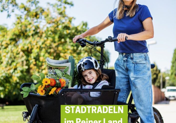 Frau mit Rad wirbt für Stadtradeln 20025
