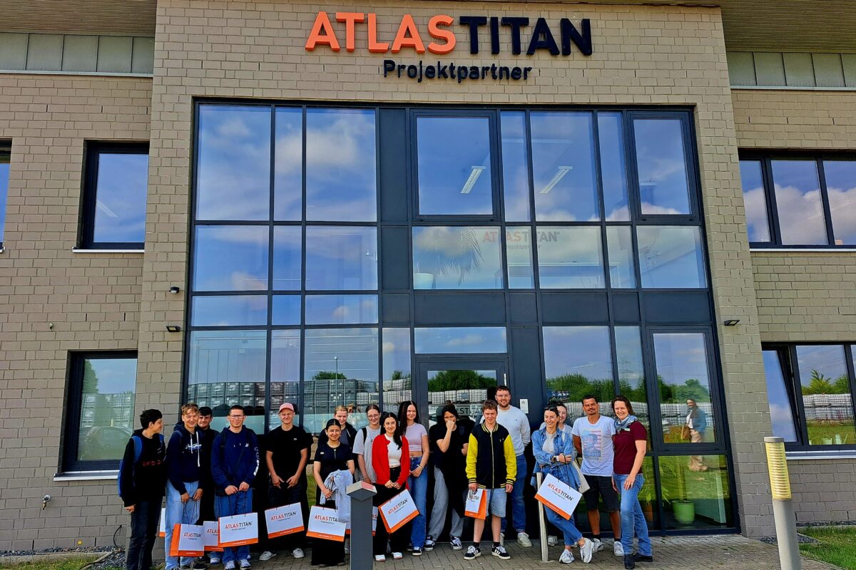 Teilnehmer des Schulbesuchs bei Atlas Titan