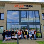 Teilnehmer des Schulbesuchs bei Atlas Titan