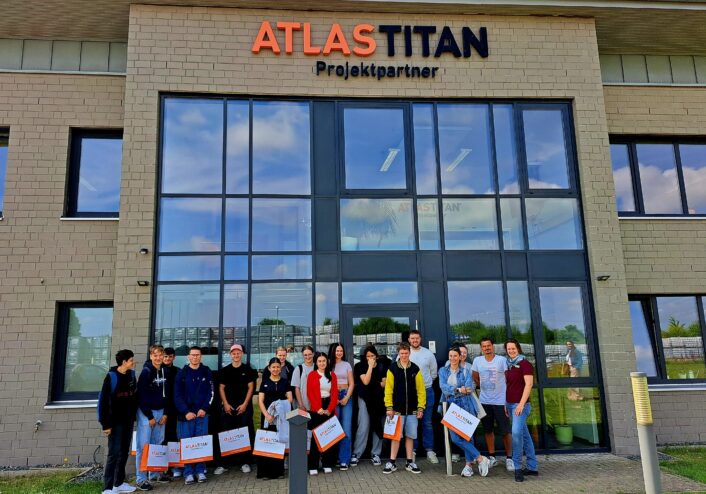 Teilnehmer des Schulbesuchs bei Atlas Titan