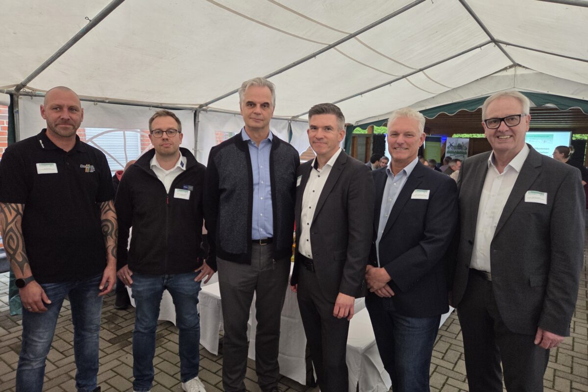 Bürgermeister Uwe Semper und Gastredner beim Wirtschaftsgespräch in Hohenhameln