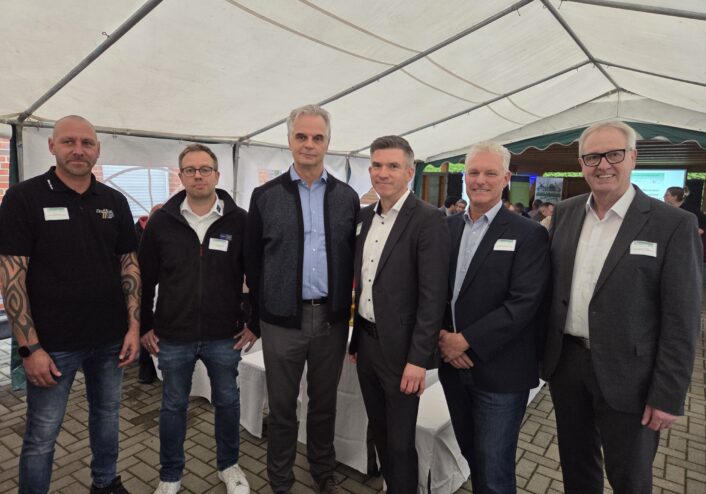 Bürgermeister Uwe Semper und Gastredner beim Wirtschaftsgespräch in Hohenhameln