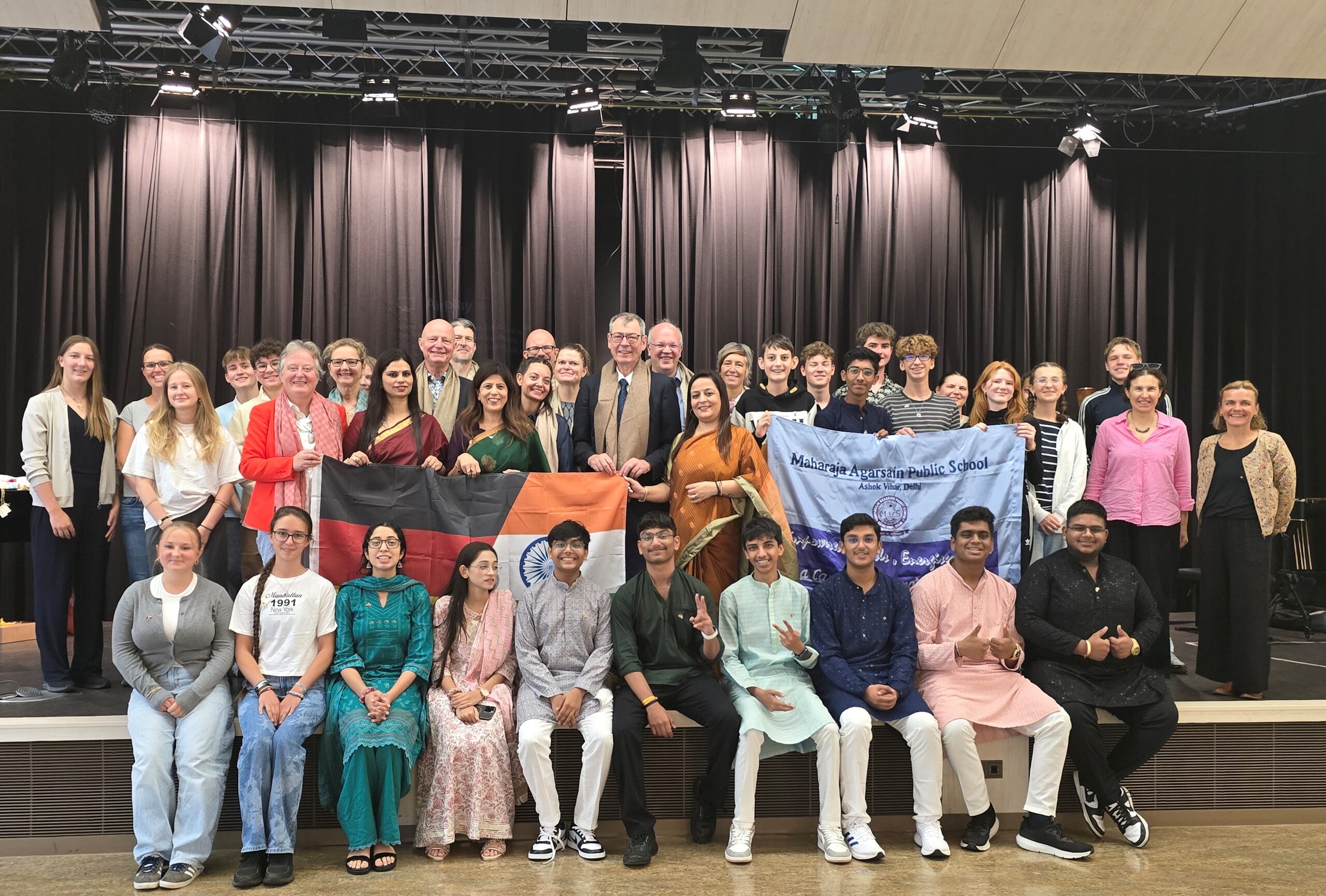 Teilnehmerinnen des Schultausches mit Dehli (Indien) und Peine (Deutschland)