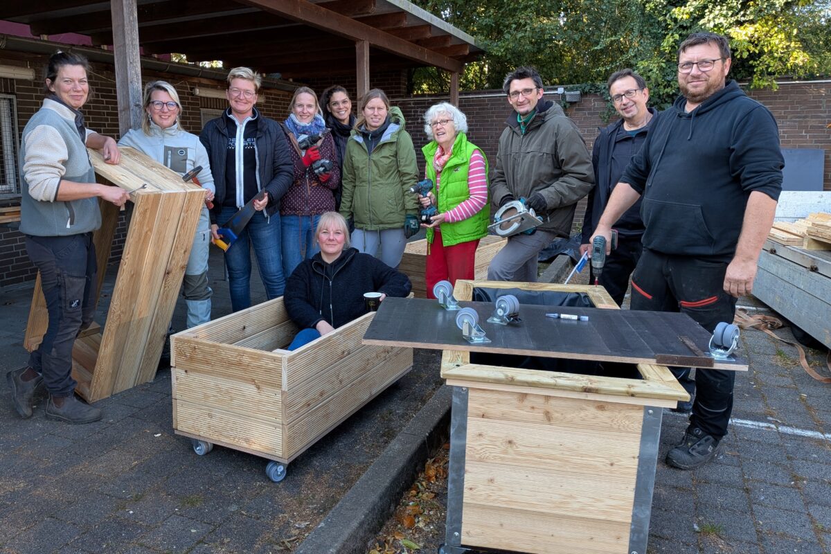Das wito Team im Einsatz bei Brückenbauen unserem Social Day an der Grundschule.