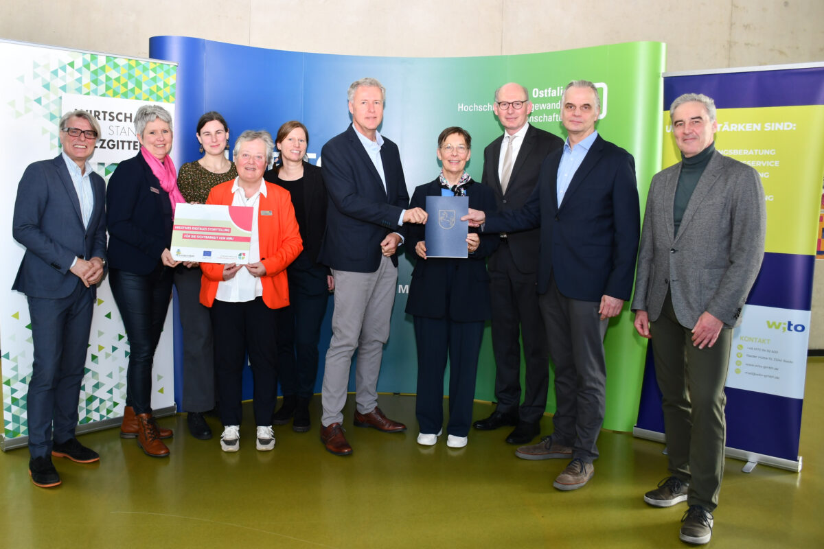 Gruppenfoto Bescheidübergabe zum EU-Projekt „Kreatives digitales Storytelling für die Sichtbarkeit von KMU“