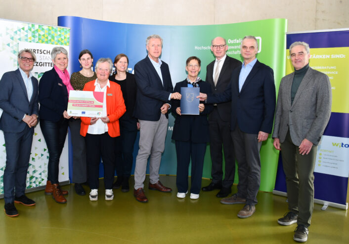 Gruppenfoto Bescheidübergabe zum EU-Projekt „Kreatives digitales Storytelling für die Sichtbarkeit von KMU“