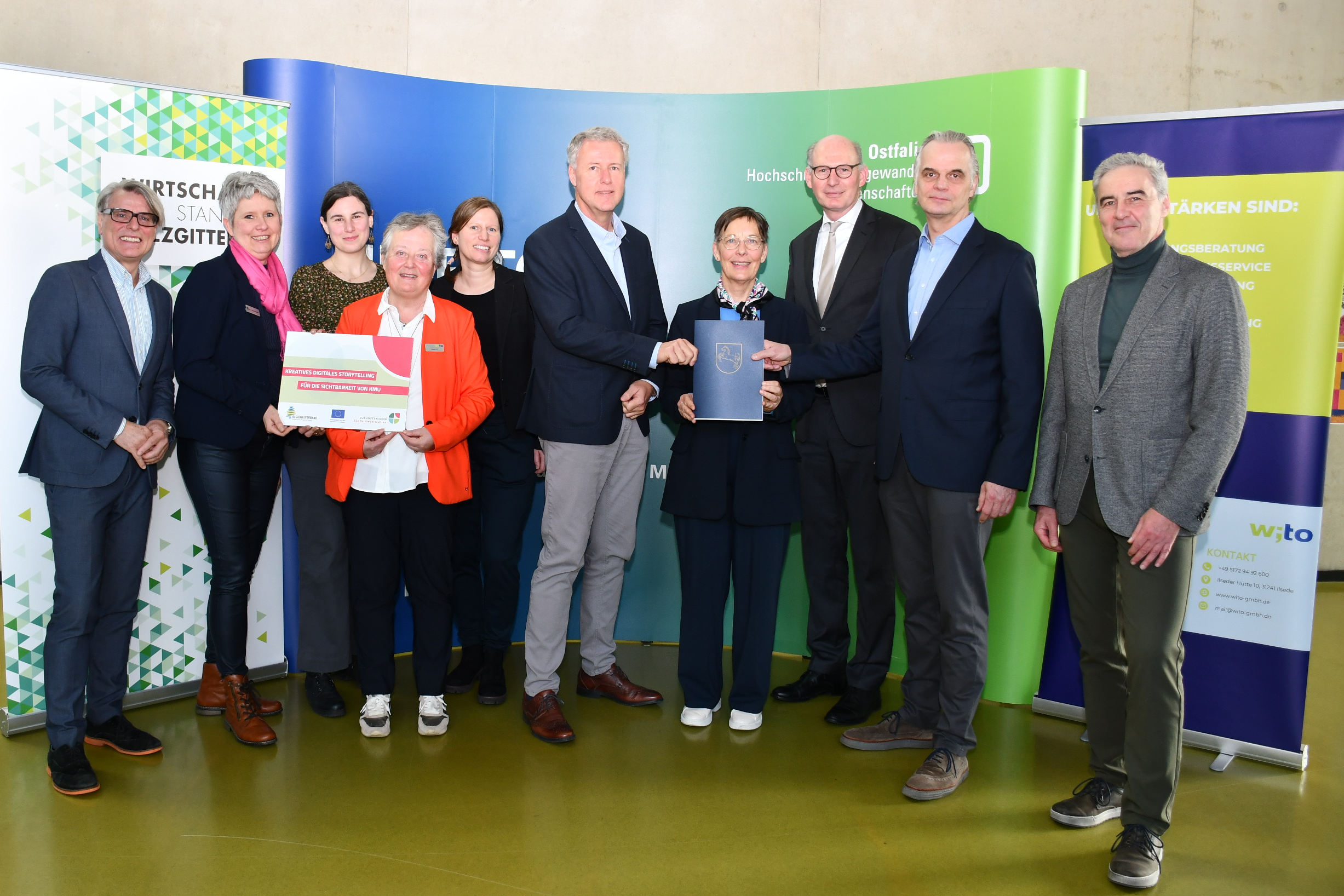 Gruppenfoto Bescheidübergabe zum EU-Projekt „Kreatives digitales Storytelling für die Sichtbarkeit von KMU“