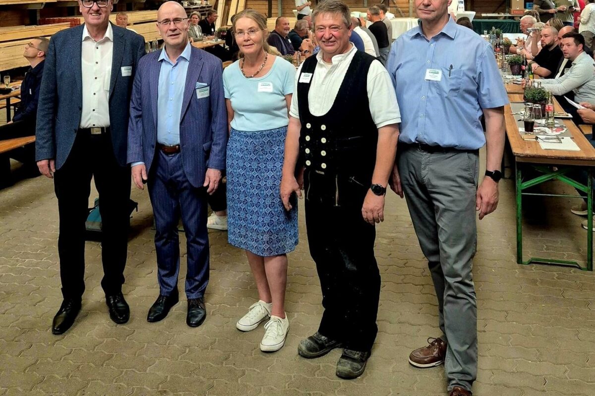 Gastgeber und Gastredner beim Hohenhamelner Wirtschaftsgespräch